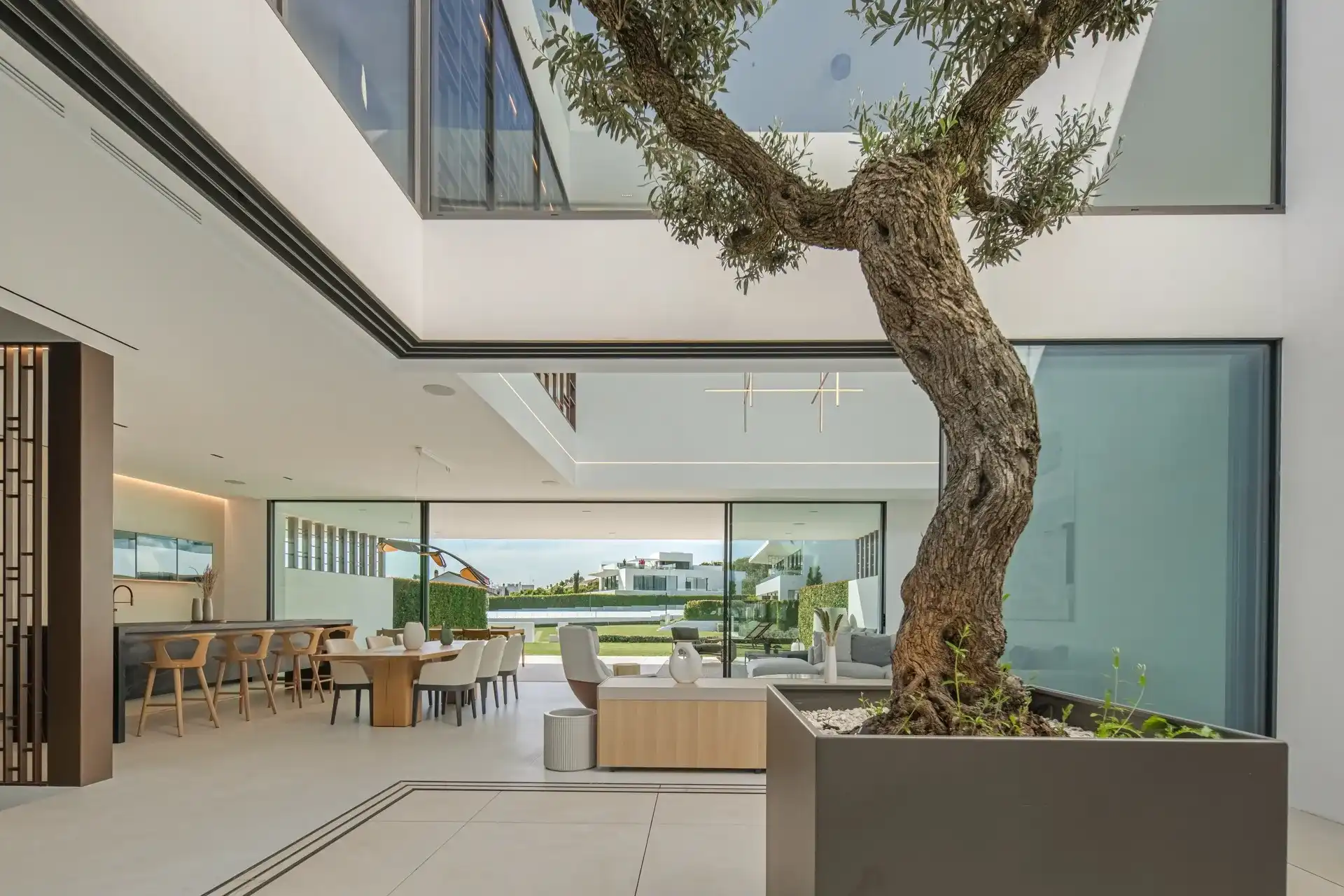 Exclusieve villa met resortgevoel in het meest prestigieuze deel van Marbella foto 5