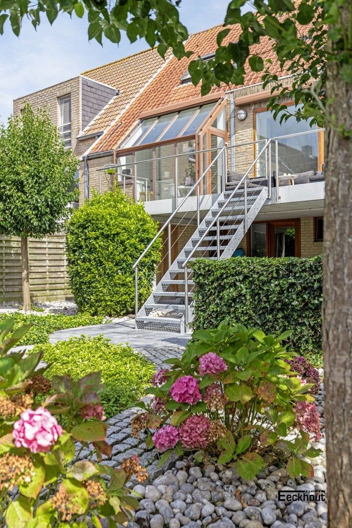 Dubbele rijwoning met 2 garages en plaats voor 4 auto's.  foto 4