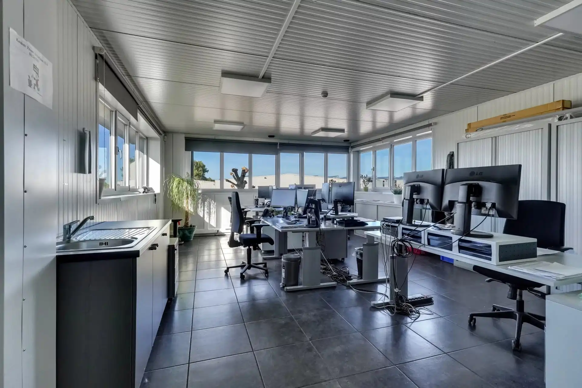 Industrieel gebouw op strategische locatie foto 13