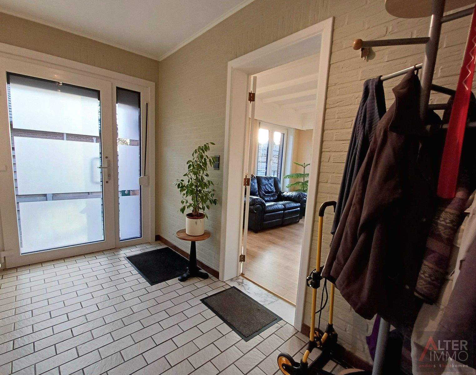 Instapklare woning, 3/4 slpks, ruime zolder en royale garage! foto 2