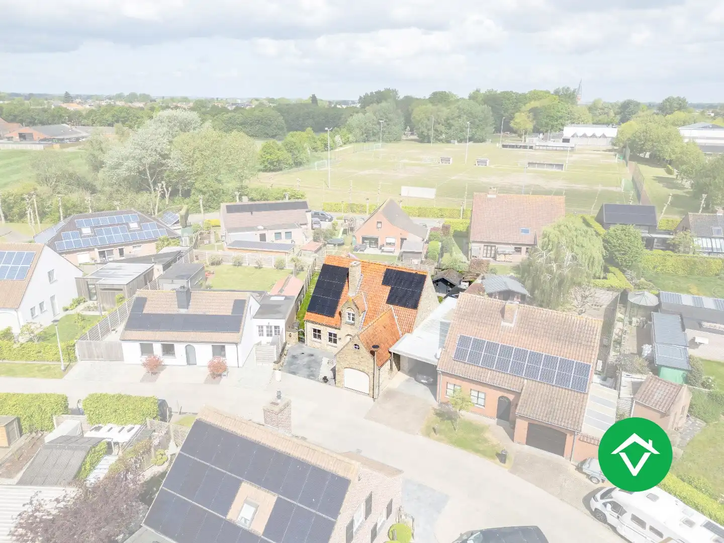 Landelijke gezinswoning met rustige ligging, 3 slaapkamers en een inpandige garage foto 2