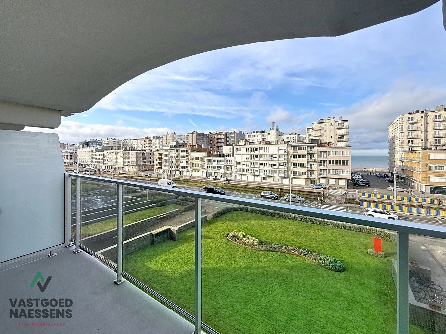 INSTAPKLARE STUDIO MET RUIM TERRAS EN ZEEZICHT foto 2