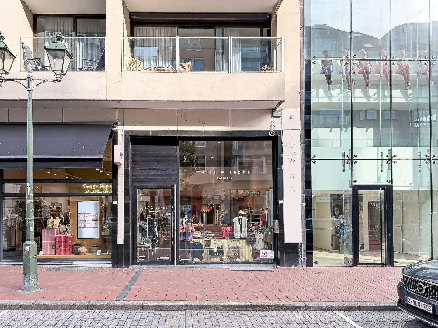 Te huur: handelspand met dubbelhoge vitrine en mezzanine op de Lippenslaan 332  foto 3