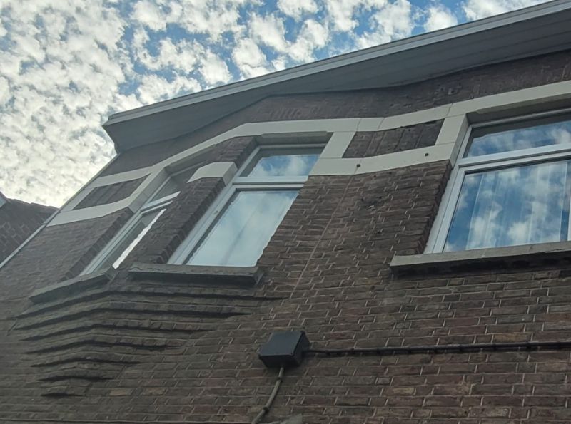 Roeselare-stadskern. Ontdek deze te renoveren woning van 121m2 + 41m2 zolder + kantoor 54m2 , gelegen aan de voornaamste invalsweg van Roeselare. foto 1