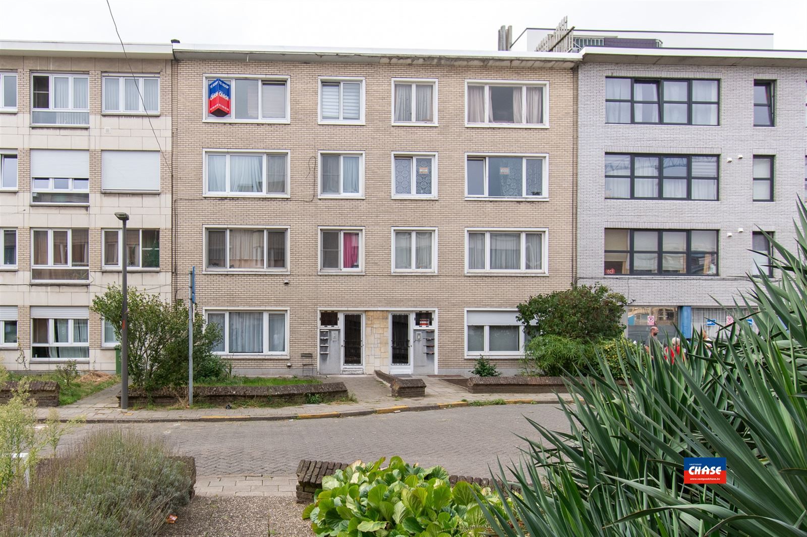 Appartement met 2 slaapkamers, klein terrasje en 2 ruime kelders foto 1