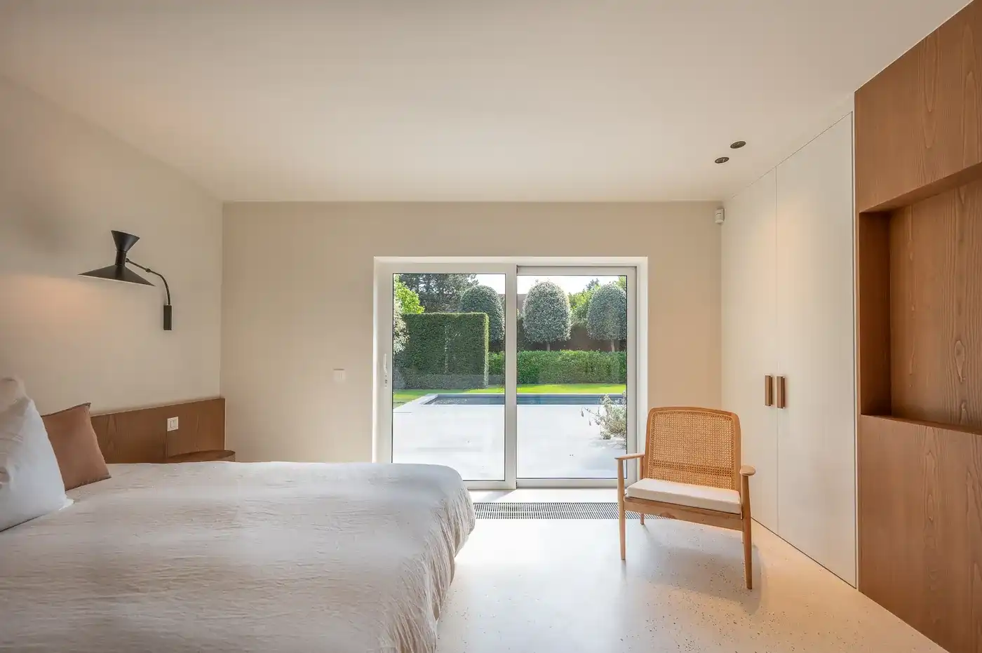 Luxueus gerenoveerde villa met zwembad op een toplocatie in een rustige residentiële wijk van het Zoute. foto 8
