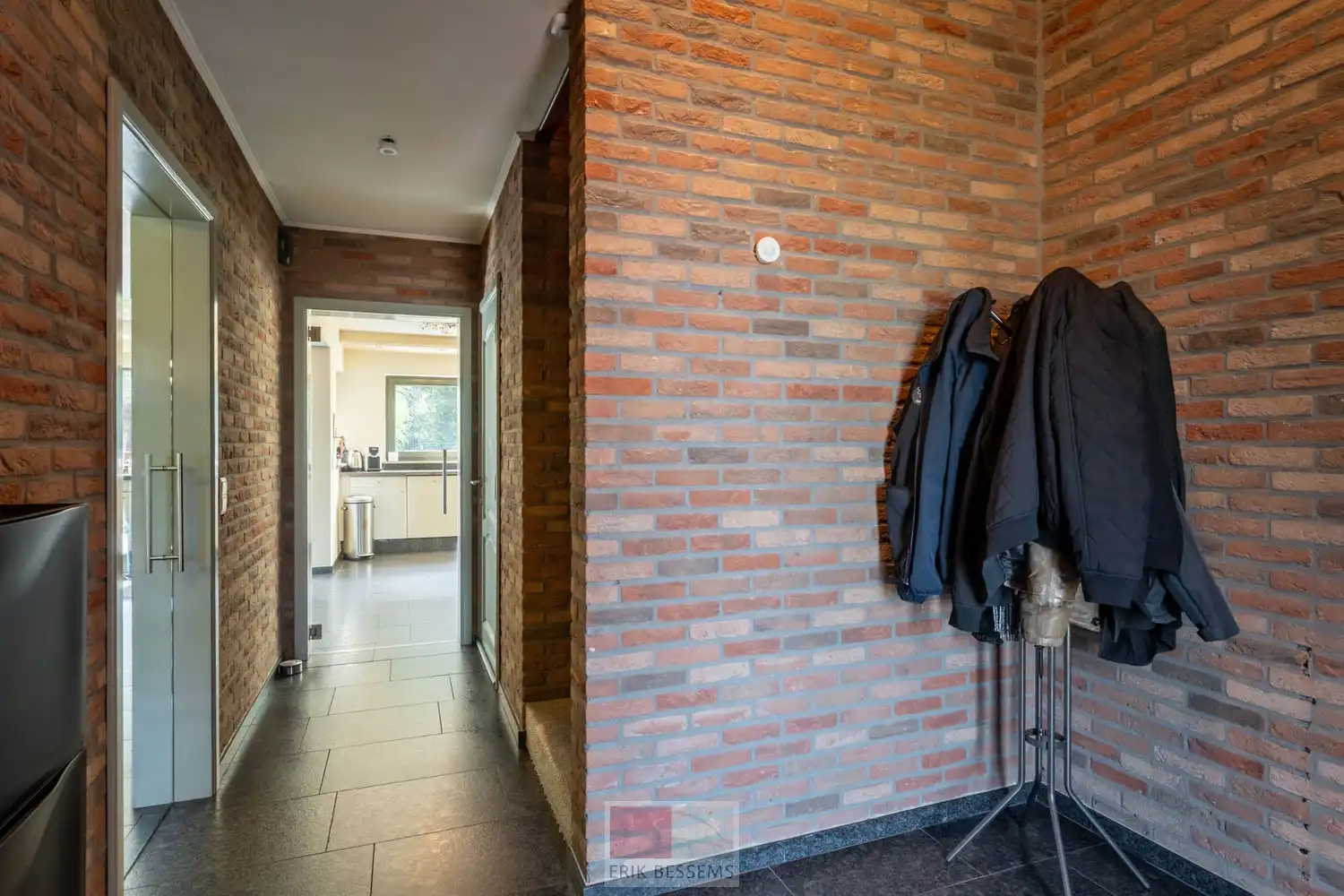 Vrijstaande woning gelegen op een royaal perceel van maar liefst 990 m² en beschikt over een bewoonbare oppervlakte van circa 221 m² foto 3