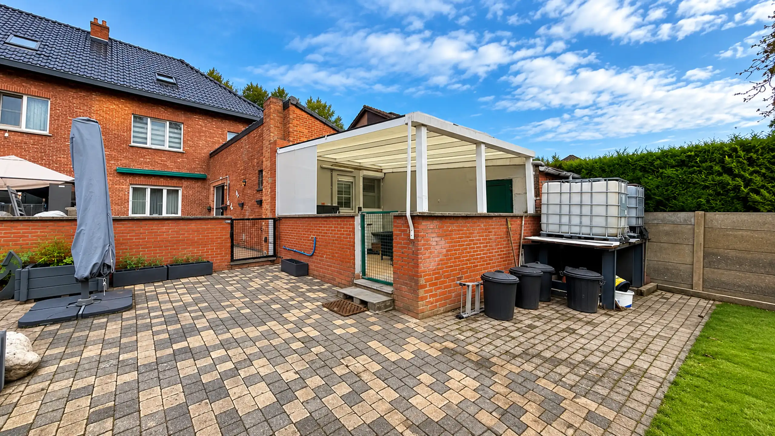 Instapklare halfopen bebouwing met zonnige tuin en garagebox foto 47