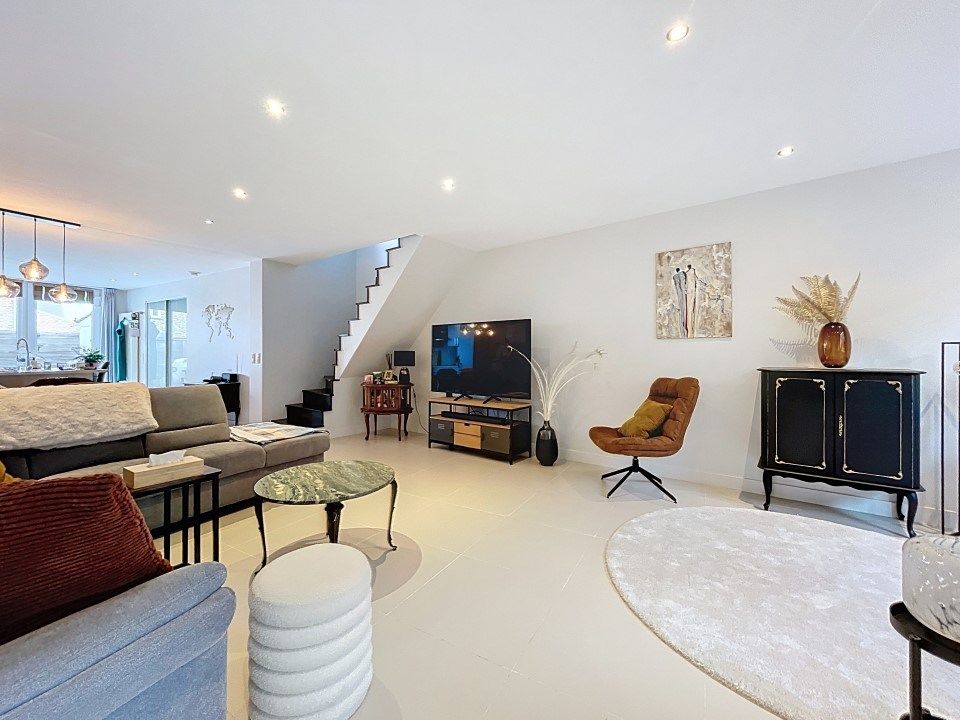 Ruime, lichtrijke woning met 3 slaapkamers in centrum Oostnieuwkerke foto {{pictureIndex}}