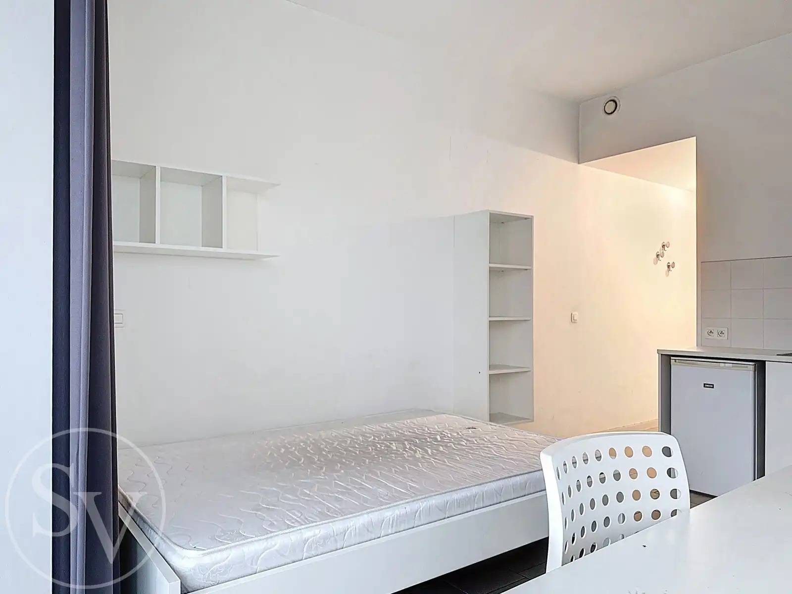 Kamer met terras, kelder en parking. foto 6