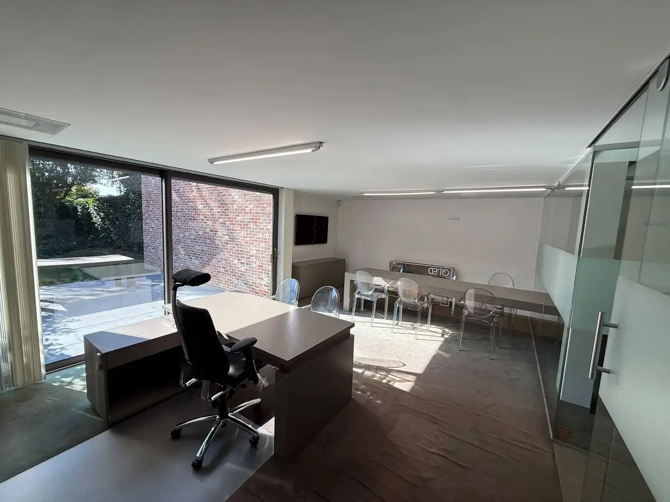 Instapklaar en strategisch gelegen kantoor-/praktijkpand (170 m²) met 6 autostaanplaatsen op toplocatie in Ninove foto 8