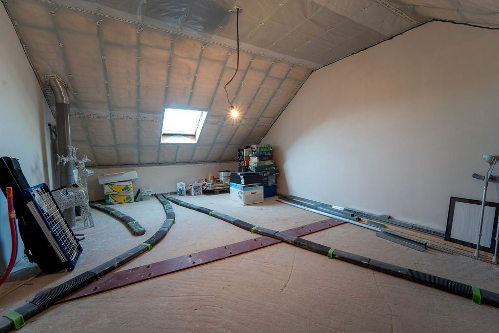 PRACHTIG GERENOVEERDE WONING MET 3 SLAAPKAMERS, 2 BADKAMERS, INPANDIGE GARAGE EN PAARDENSTALLINGEN MET ENERGIEZUINIG EPC TE WIJER (NIEUWERKERKEN)  foto 24