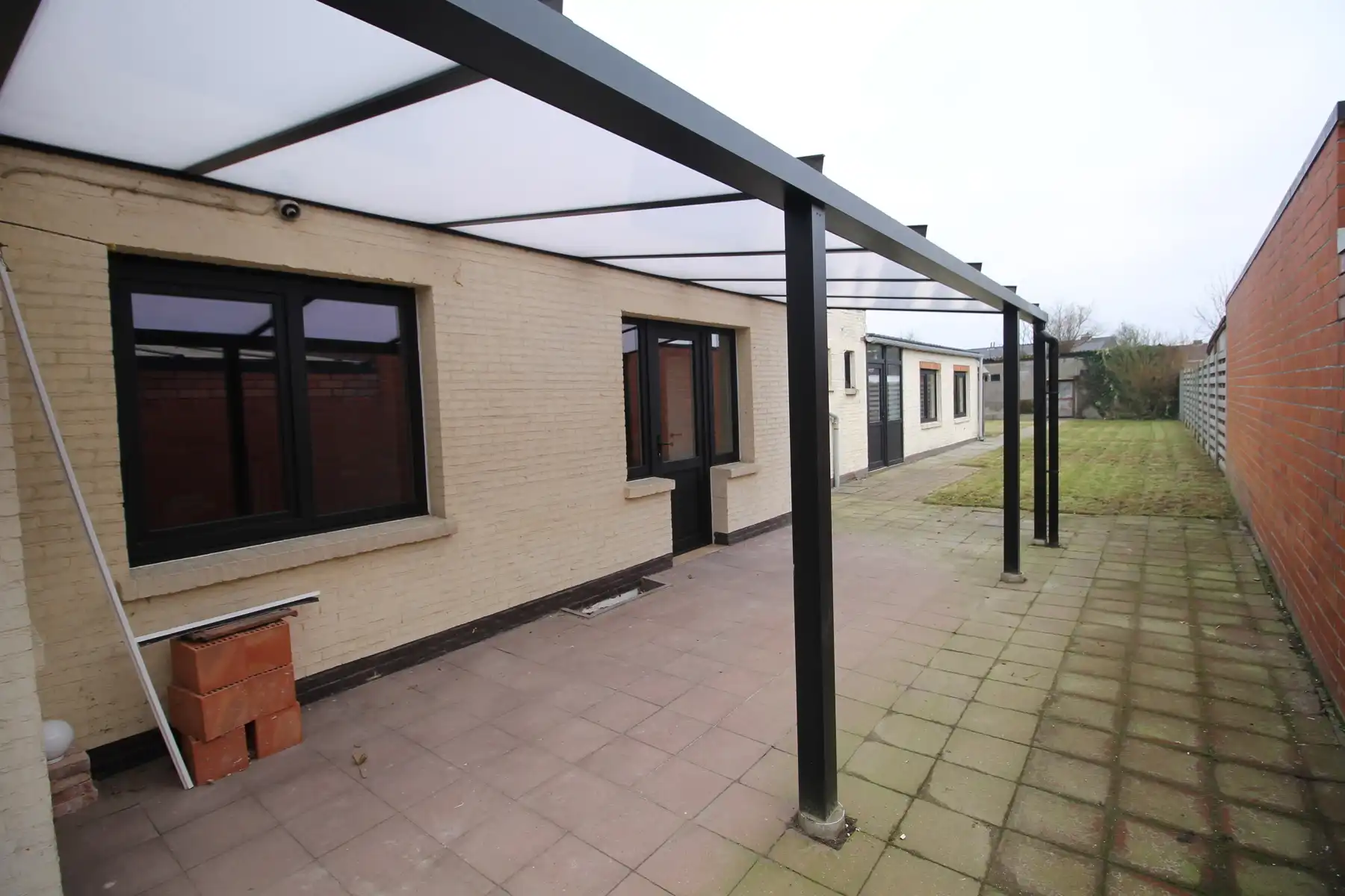 Ruime gezinswoning met terras en tuin foto 16