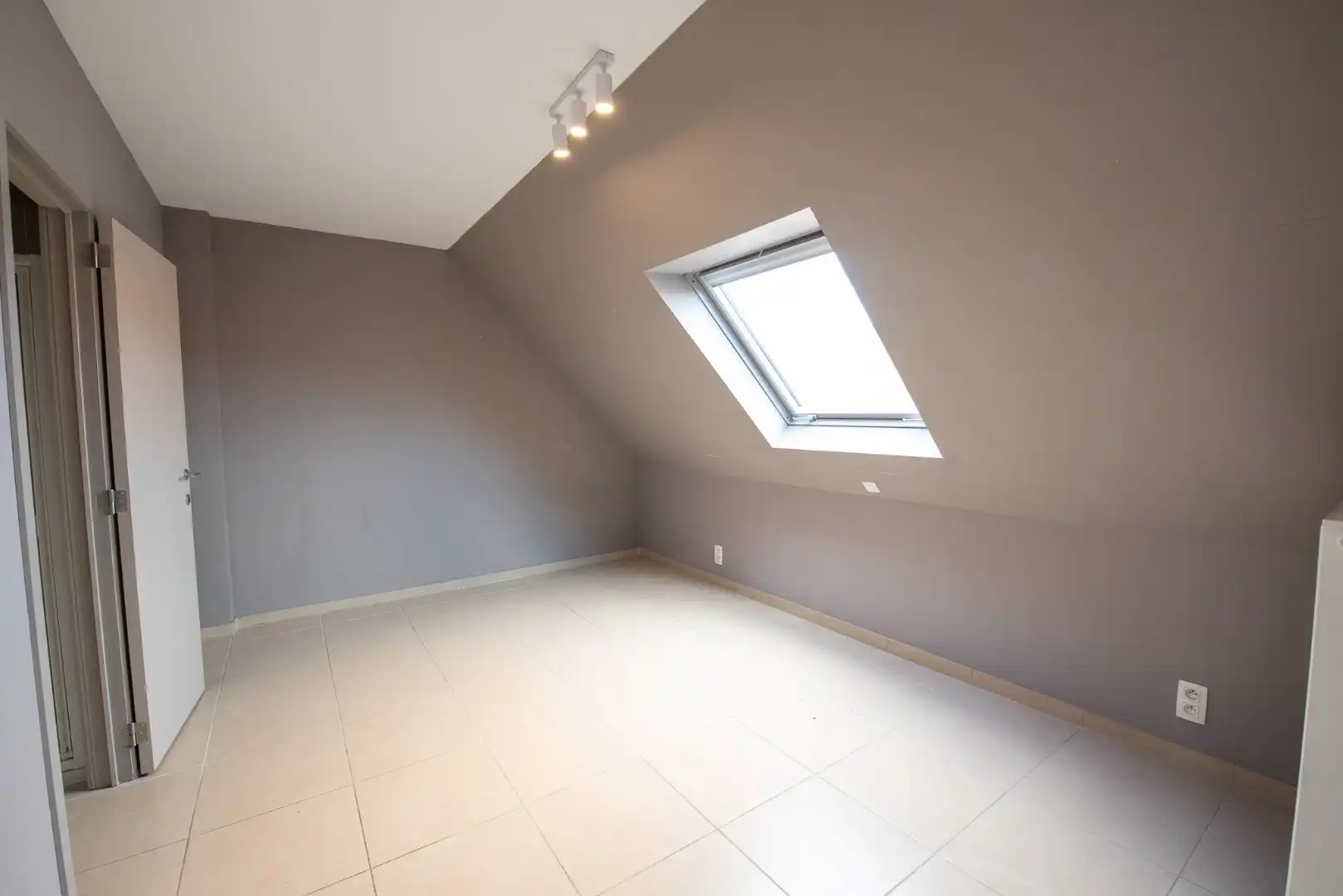 Lichtrijk duplex-appartement op een schitterende ligging in Centrum Waregem met garage! foto 4