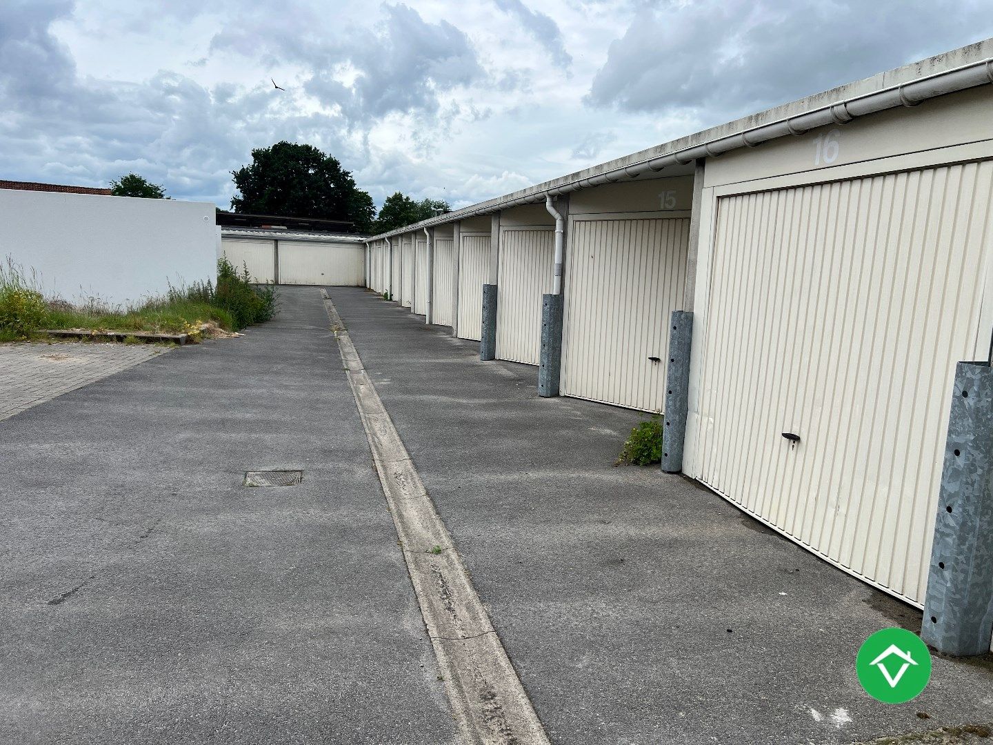 Afgesloten garagebox centrum Koekelare foto {{pictureIndex}}