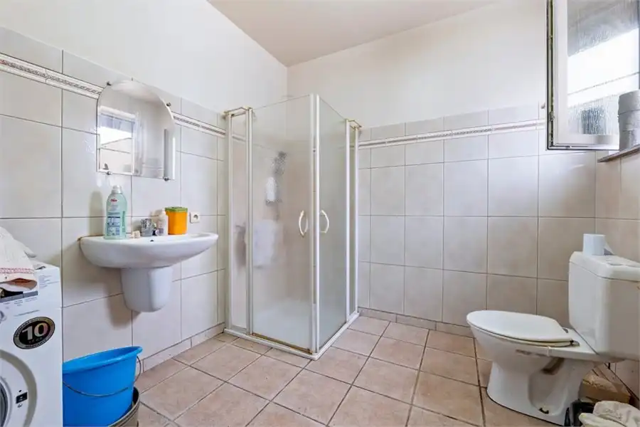 TE RENOVEREN GEZINSWONING MET LOODS IN HET LANDELIJKE GINGELOM foto 17