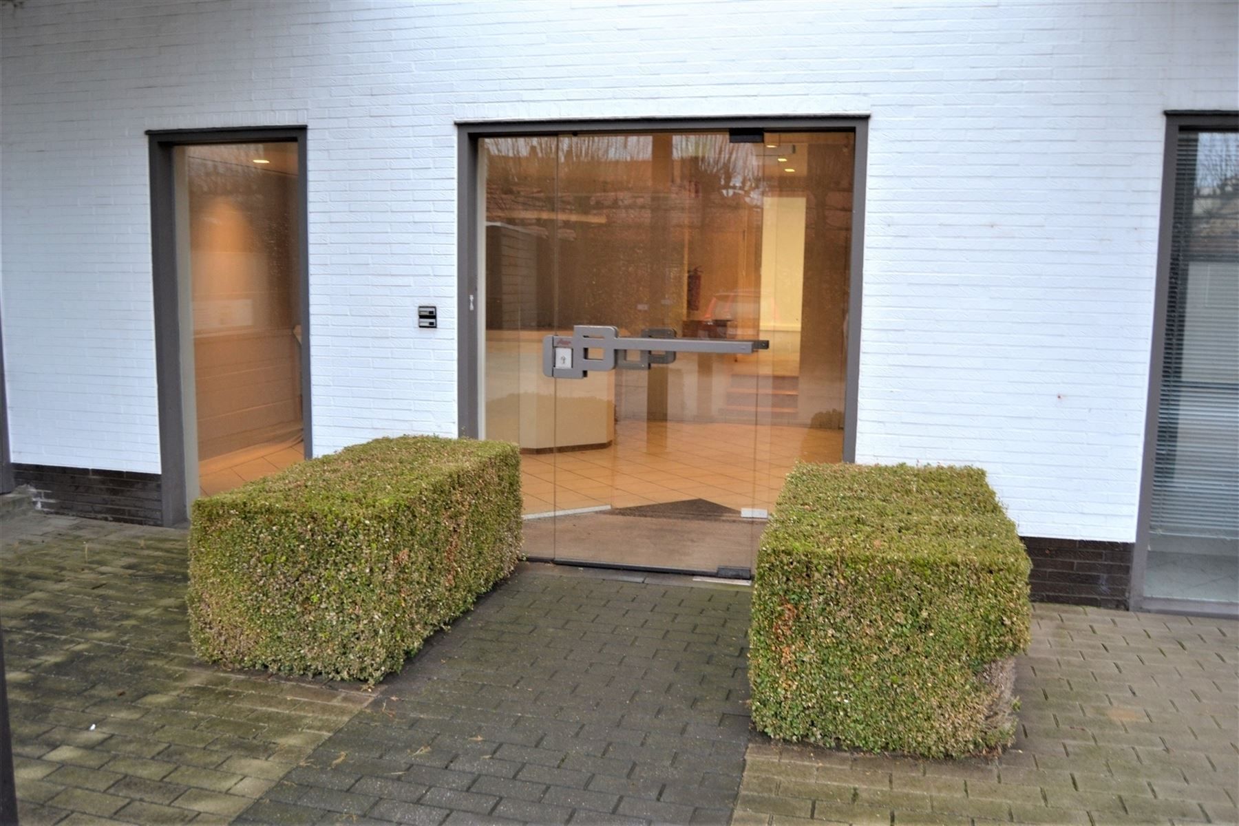 Ruime handelsruimte/kantoorruimte  en opslagkelder foto 6