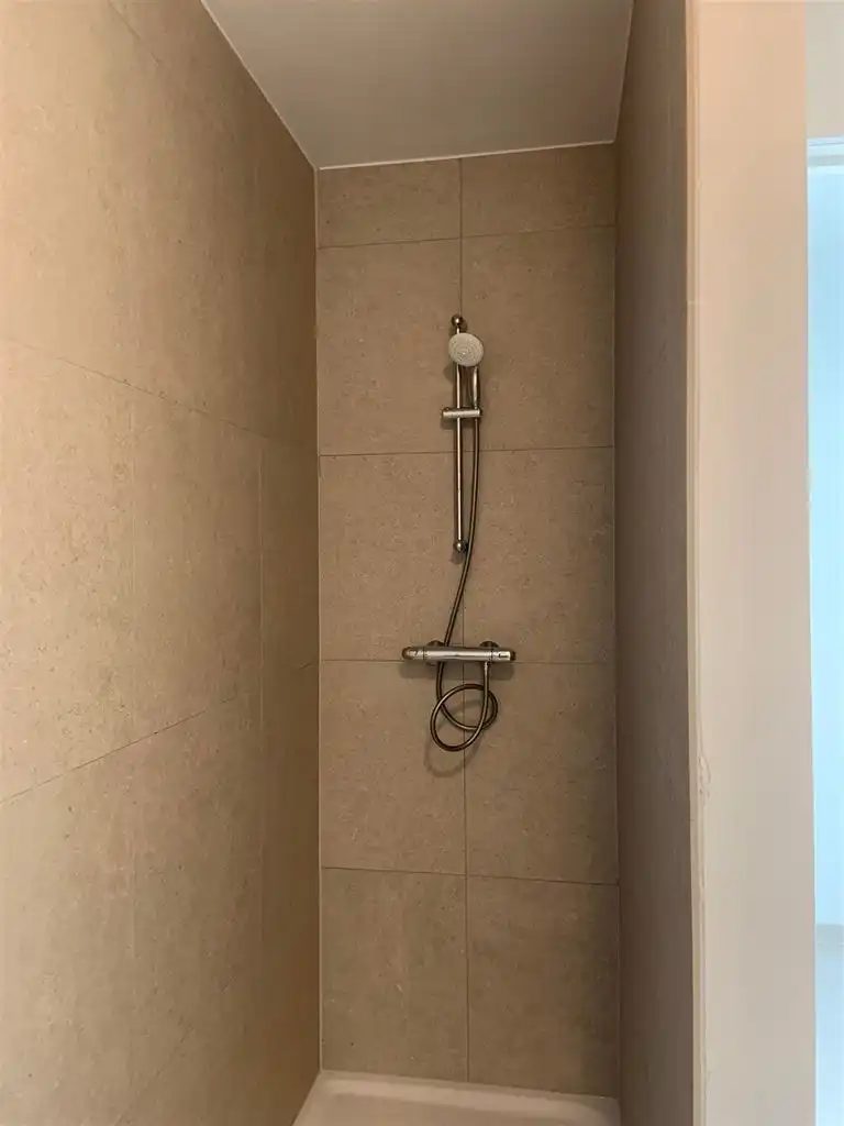 Ruim appartement met 2 slaapkamers, terras en autostaanplaats. foto 7