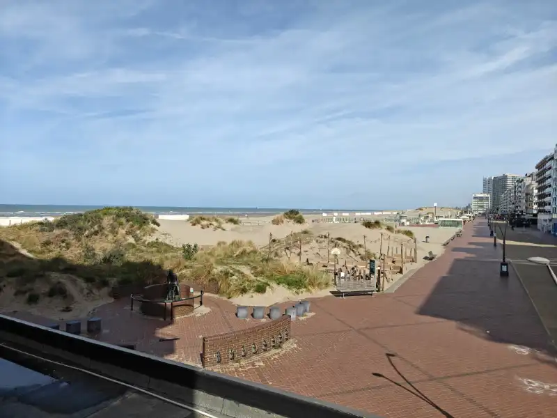 Hoekappartement met zicht op zee en de Zeedijk foto 2