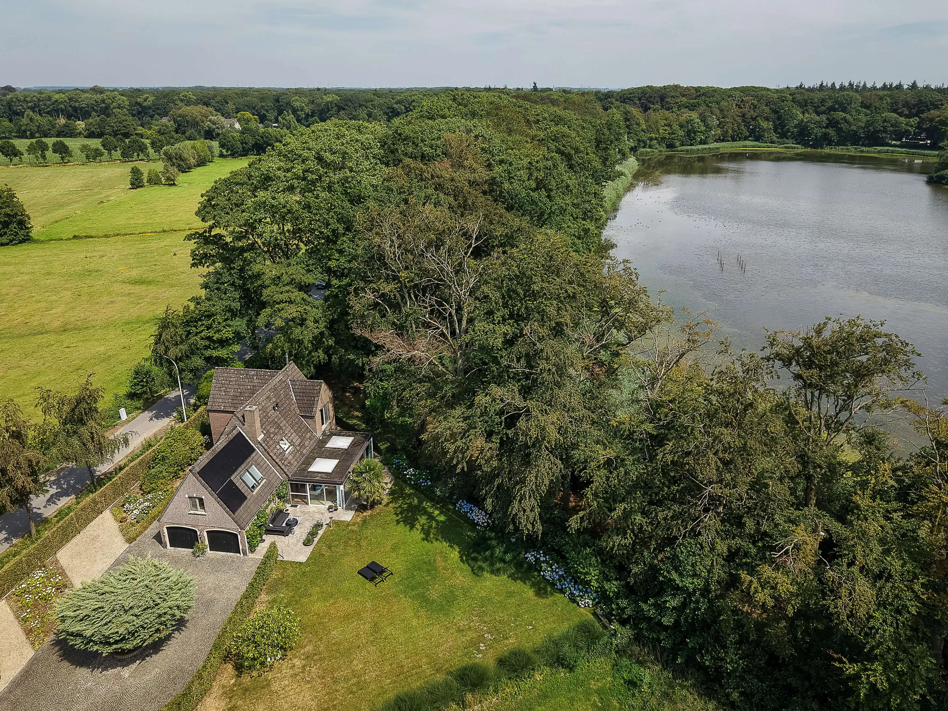 Hoofdfoto van de publicatie: Villa te koop in Aalter aan de Kraenepoel