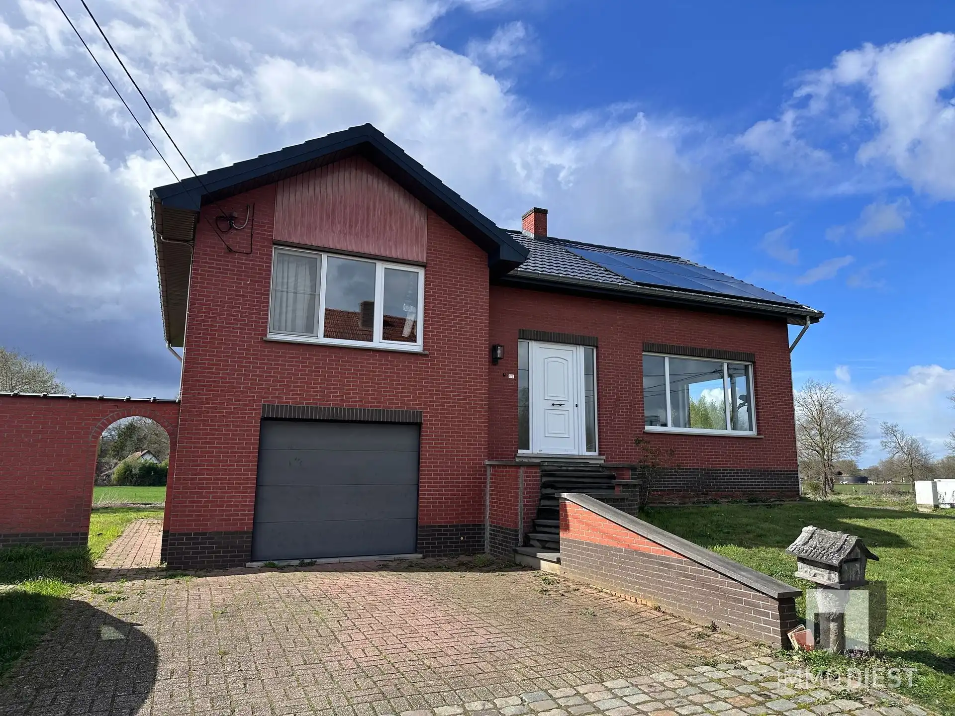 Woning met 3 slaapkamers, garage en zonnepanelen foto {{pictureIndex}}