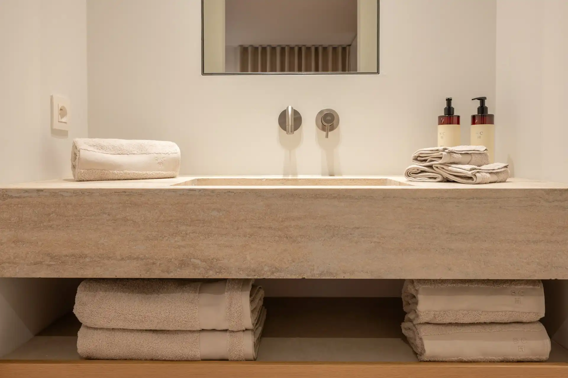 Gerenoveerd, zuidwest gericht appartement gelegen vlakbij de Zeedijk. Parking te koop in de residentie. foto 22