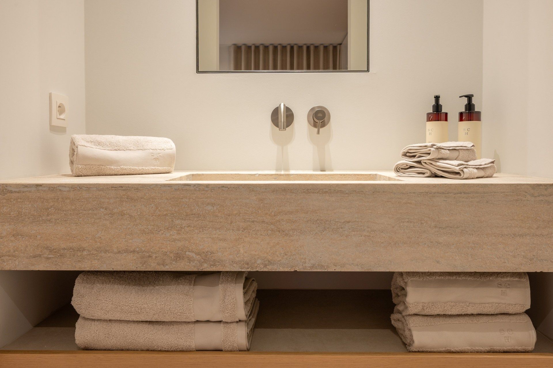 Gerenoveerd, zuidwest gericht appartement gelegen vlakbij de Zeedijk. Parking te koop in de residentie. foto 22