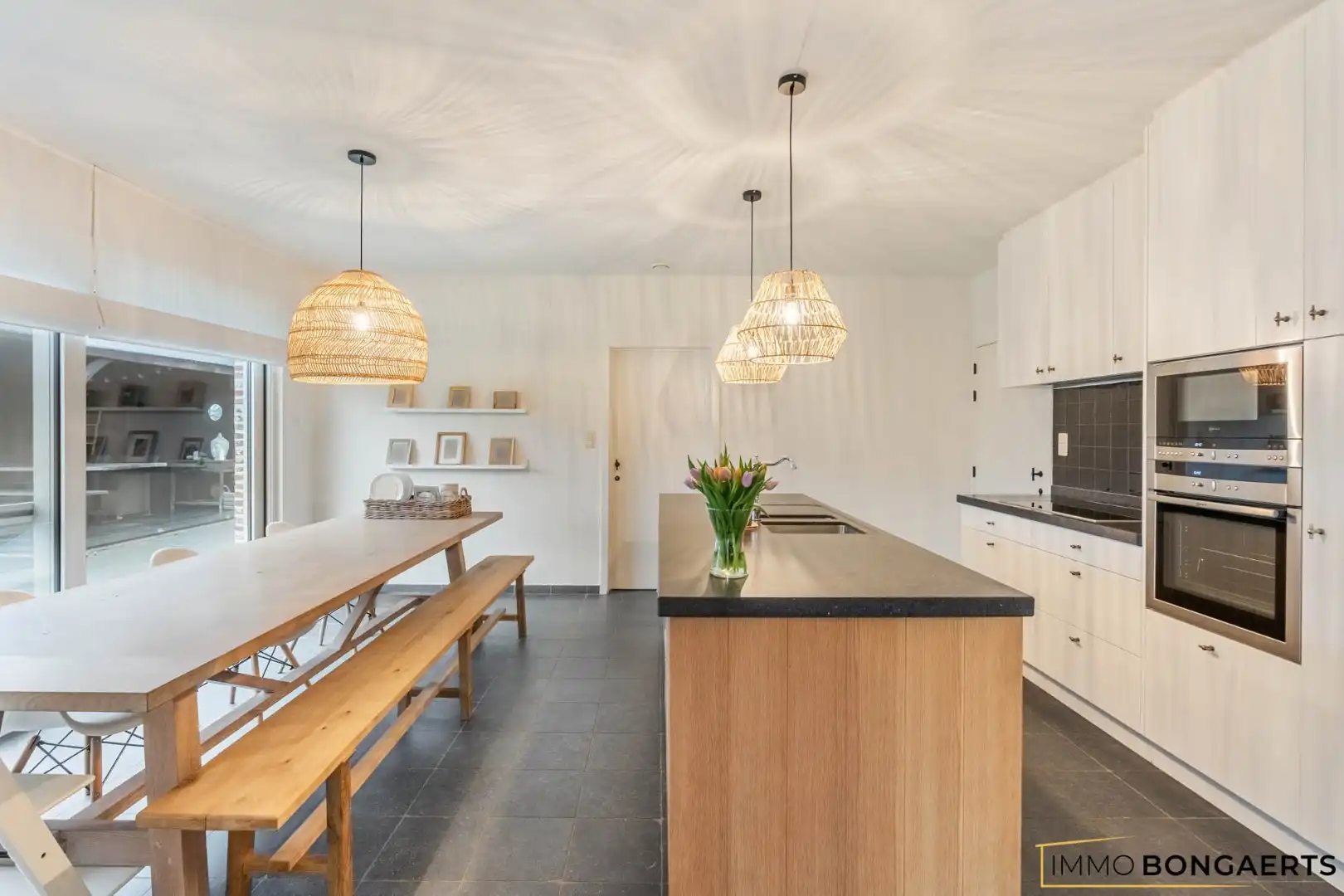 Prachtig afgewerkte woning met praktijkruimte foto 8