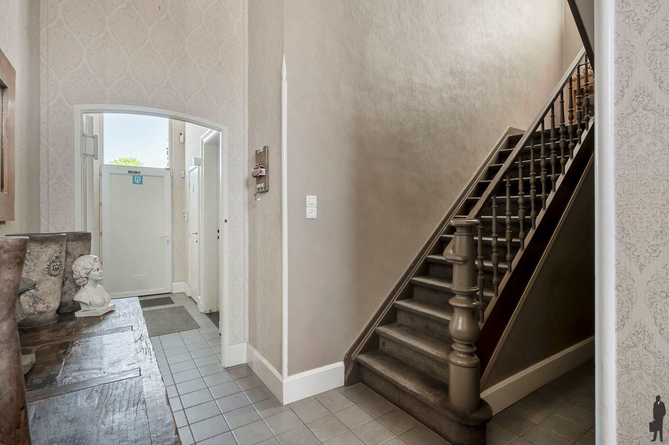 Karaktervol herenhuis met handelsruimte en 6 slaapkamers. foto 17