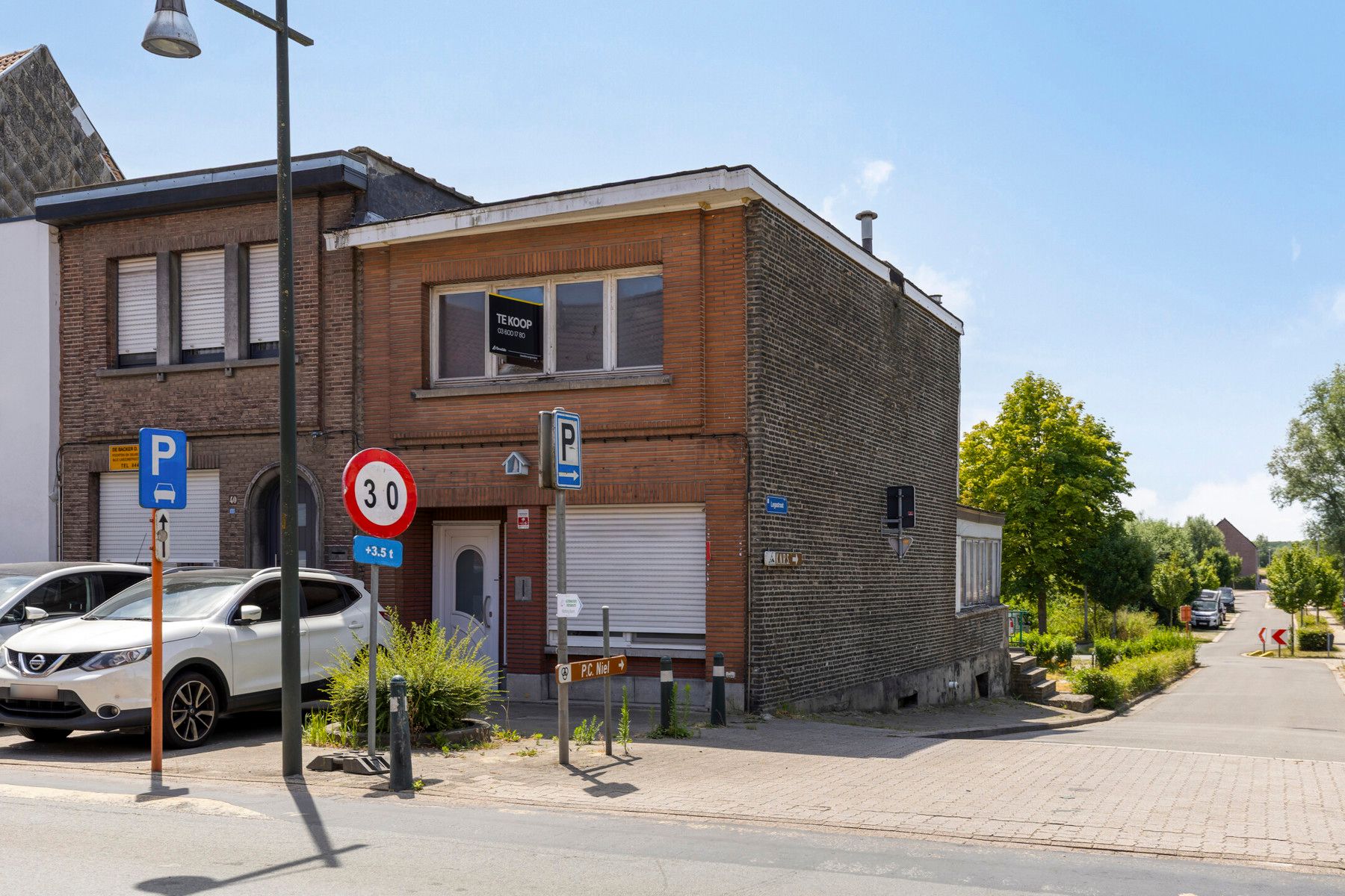 Te renoveren woning met ruime tuin. foto {{pictureIndex}}