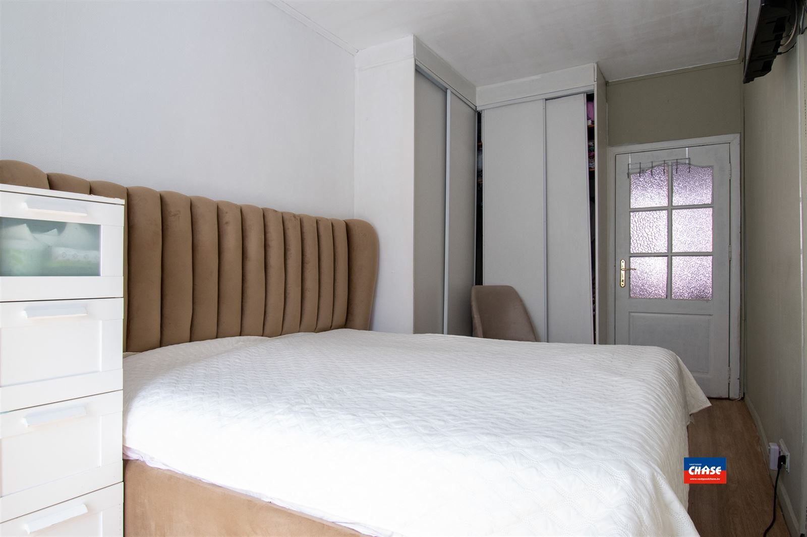 Ruime woning op toplocatie met 4 slaapkamers, 3 keukens en 3 badkamers foto 8