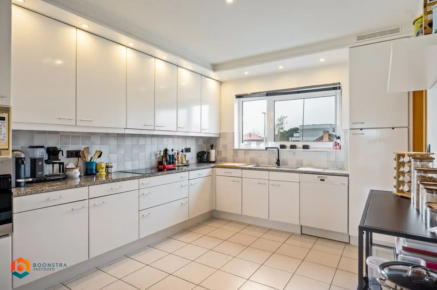 Ruim 3 slpkr app met terras, autostaanplaats en 2 garages foto 11