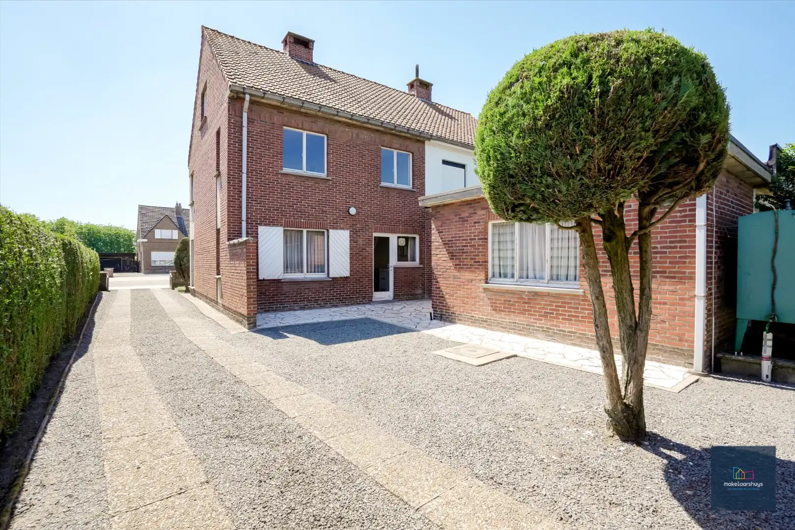Te renoveren HOB met garage en bijgebouw op een mooi perceel foto 2