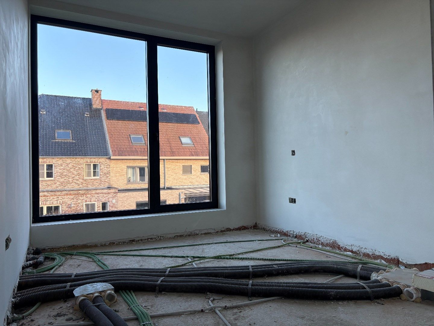 een moderne  nieuwbouw 3-gevel woning op en met grond foto 23