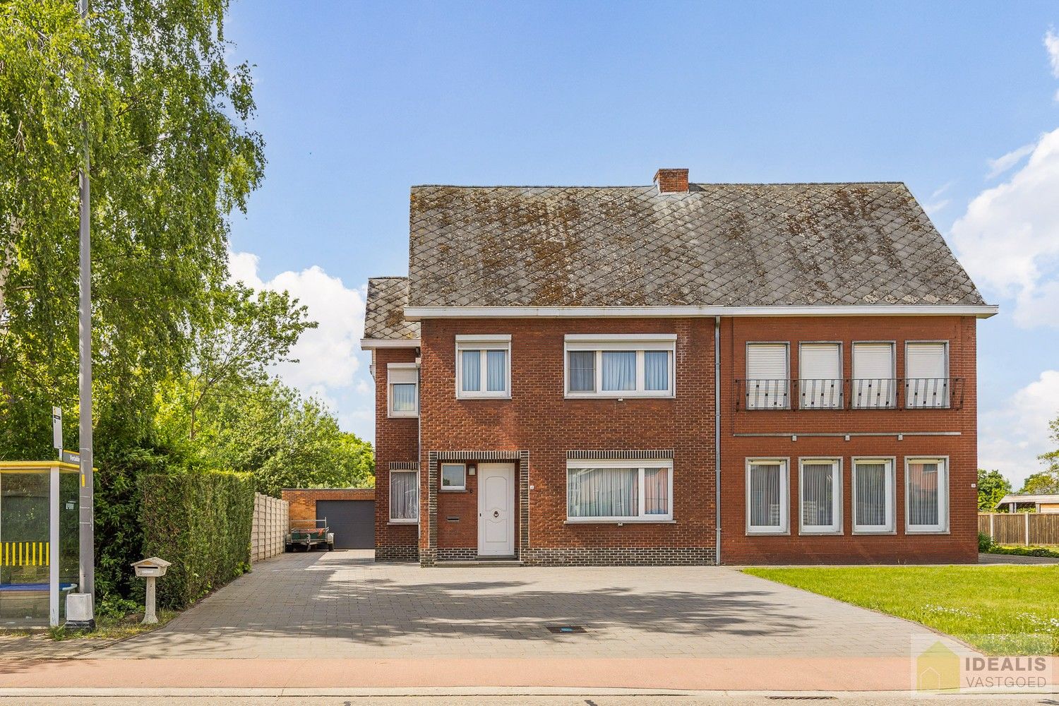 IDEALIS VASTGOED – RECENT GERENOVEERDE WONING (2021) OP EEN PERCEEL VAN MAAR LIEFST 8A92CA OP EEN ZEER GUNSTIGE LOCATIE! Deze ruime woning met een netto bewoonbare oppervlakte van +- 170m² bevindt zich langs de Paalseweg in Hulst, deelgemeente van Tessenderlo-Ham. Naast de perfecte ligging is het een prachtig afgewerkte woning met een royale leefruimte, zeer ruime open keuken, 3 slaapkamers en badkamer. Een uniek aanbod voor wie op zoek is naar een volledig gerenoveerde instapklare woning. foto 2