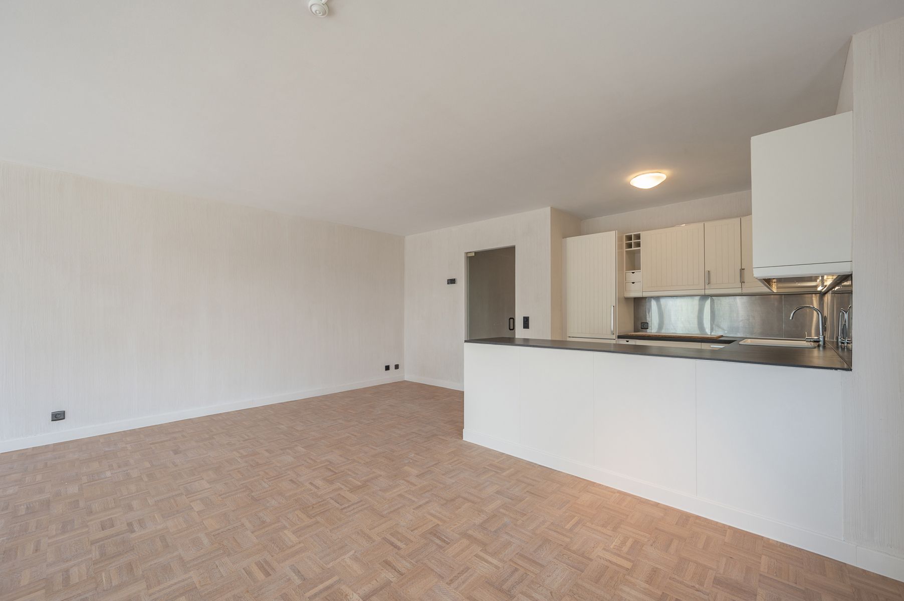 Ongemeubeld, hoekappartement nabij het Albertplein  foto 5