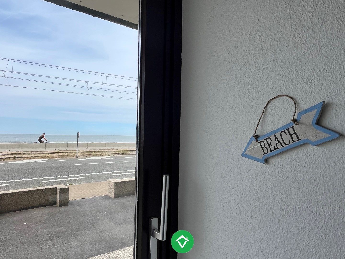 Vernieuwde gelijkvloersstudio met frontaal zeezicht, aan de dijk van Raversijde foto 5