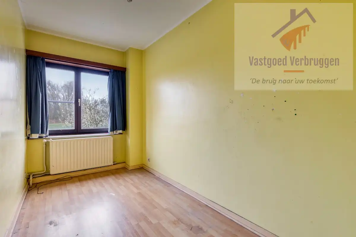 Te renoveren halfopen bebouwing met garage foto 12