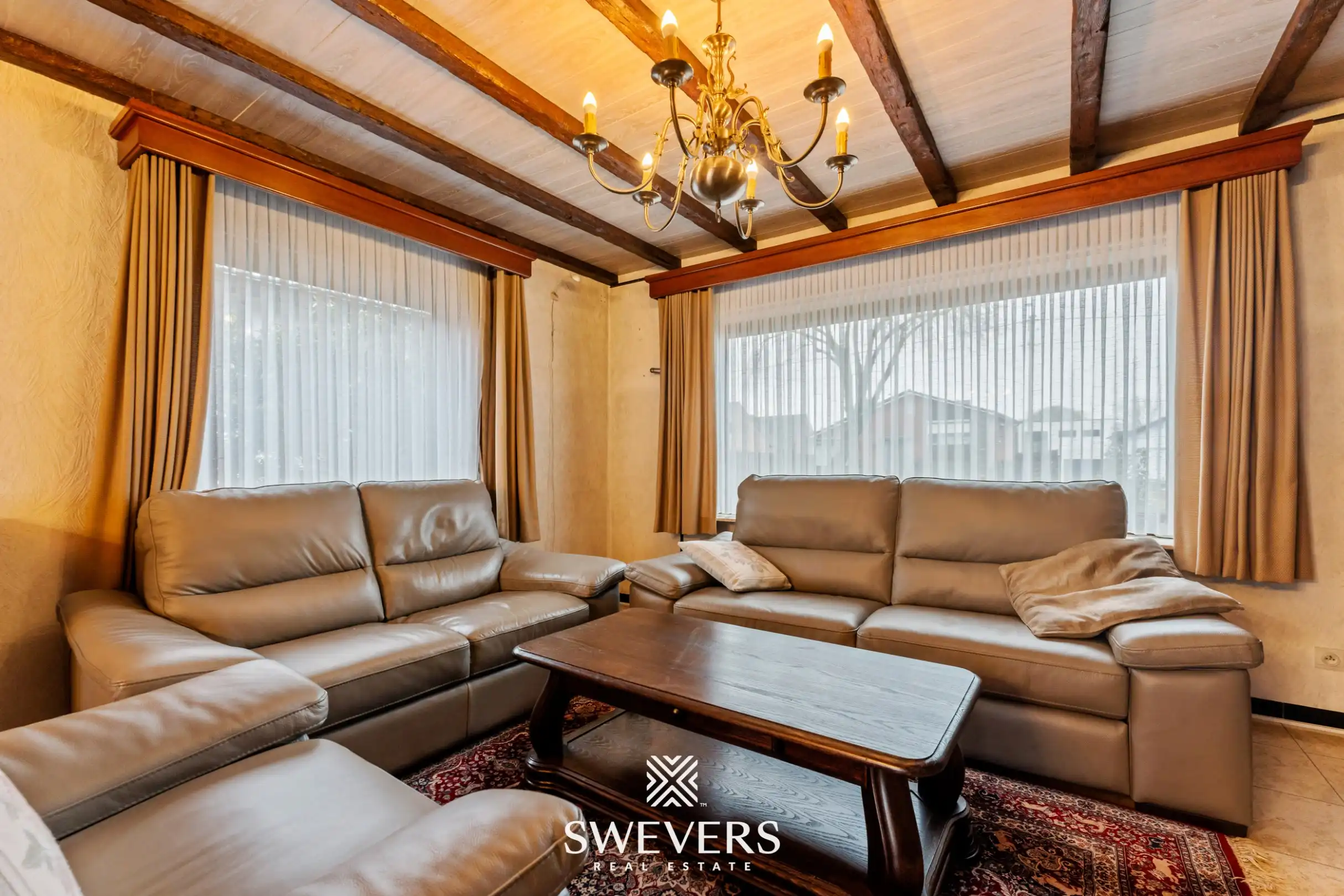 Open bebouwing met drie slaapkamers op uitzonderlijk groot perceel van 1.897 m² foto 2