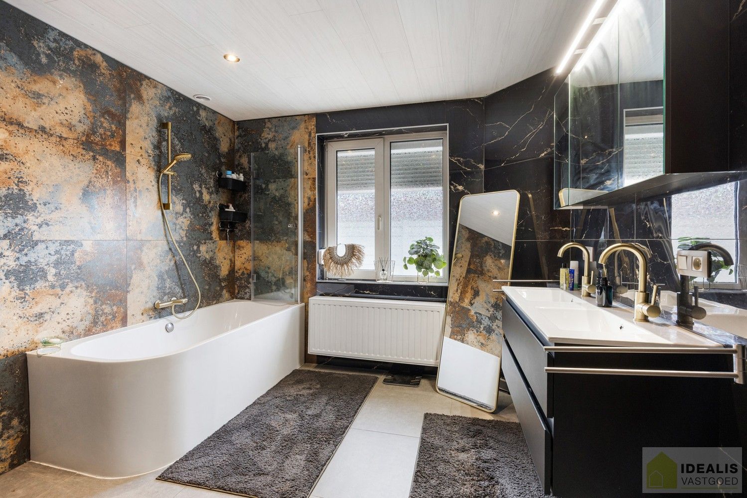 IDEALIS VASTGOED – RECENT GERENOVEERDE WONING (2021) OP EEN PERCEEL VAN MAAR LIEFST 8A92CA OP EEN ZEER GUNSTIGE LOCATIE! Deze ruime woning met een netto bewoonbare oppervlakte van +- 170m² bevindt zich langs de Paalseweg in Hulst, deelgemeente van Tessenderlo-Ham. Naast de perfecte ligging is het een prachtig afgewerkte woning met een royale leefruimte, zeer ruime open keuken, 3 slaapkamers en badkamer. Een uniek aanbod voor wie op zoek is naar een volledig gerenoveerde instapklare woning. foto 14