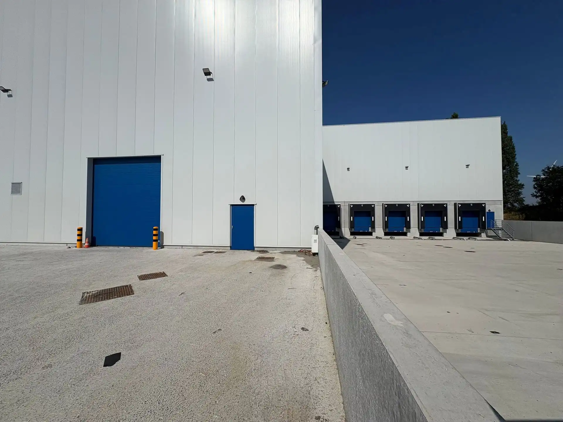 Nieuwbouw magazijn van 6.444m² met 5 los- en laadkades te huur. foto 15