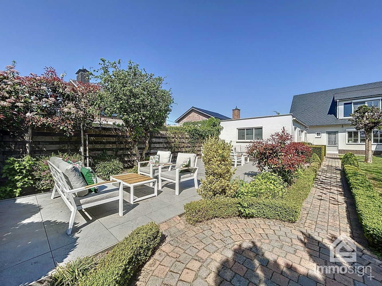 Instapklare gezinswoning met 3 slaapkamers, 2 badkamers, vrijstaande garage en prachtige tuinkamer foto 12