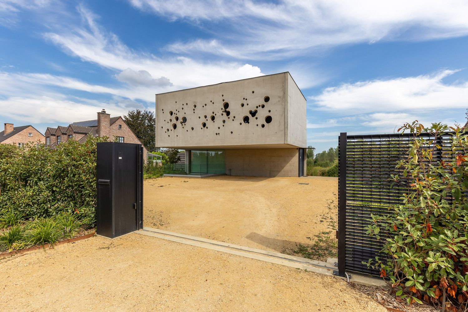Moderne architectuurwoning op een perceel van 20a foto {{pictureIndex}}