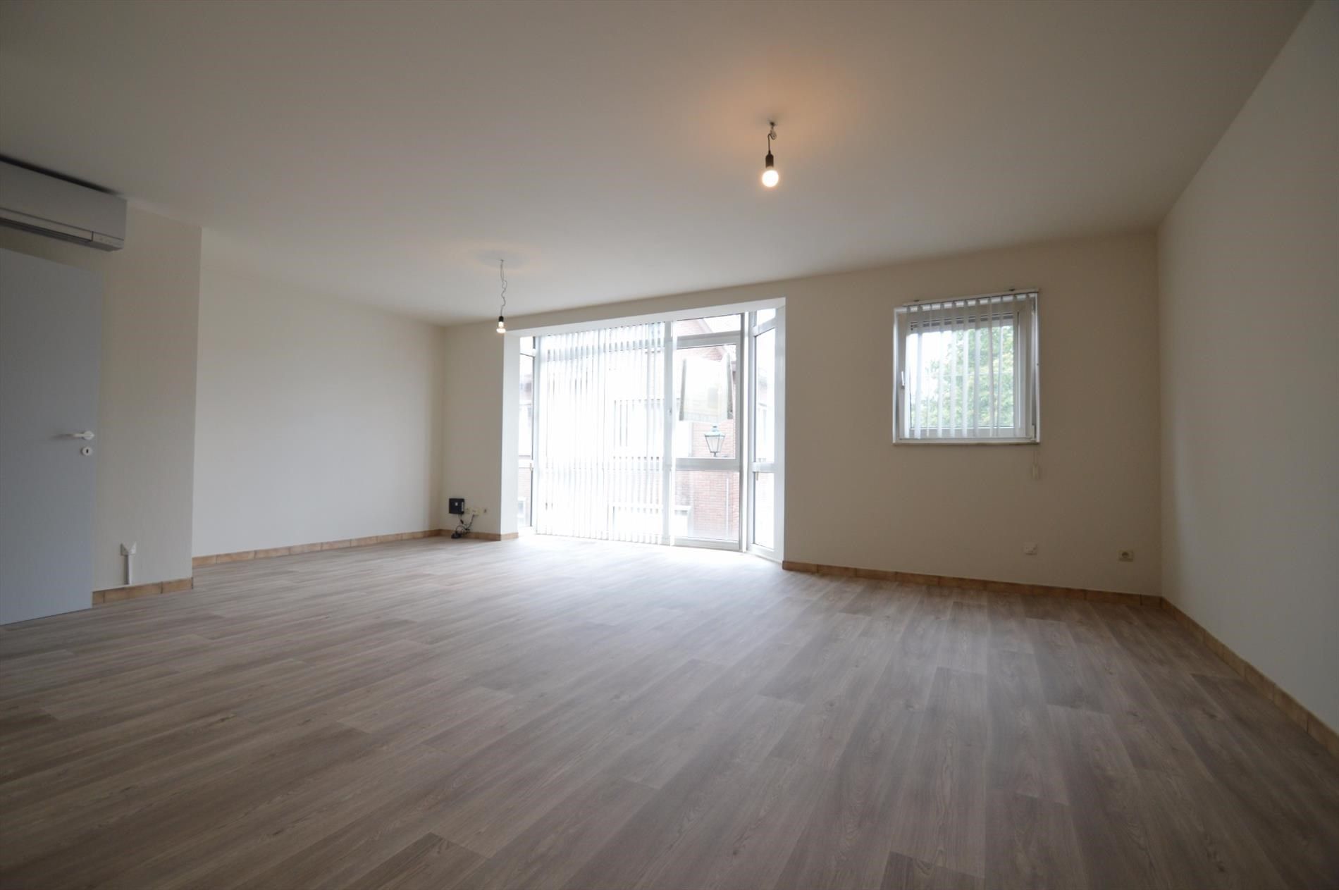 Netjes opgefrist appartement met 2 slk, terras en garage in centrum v Bilzen foto 5