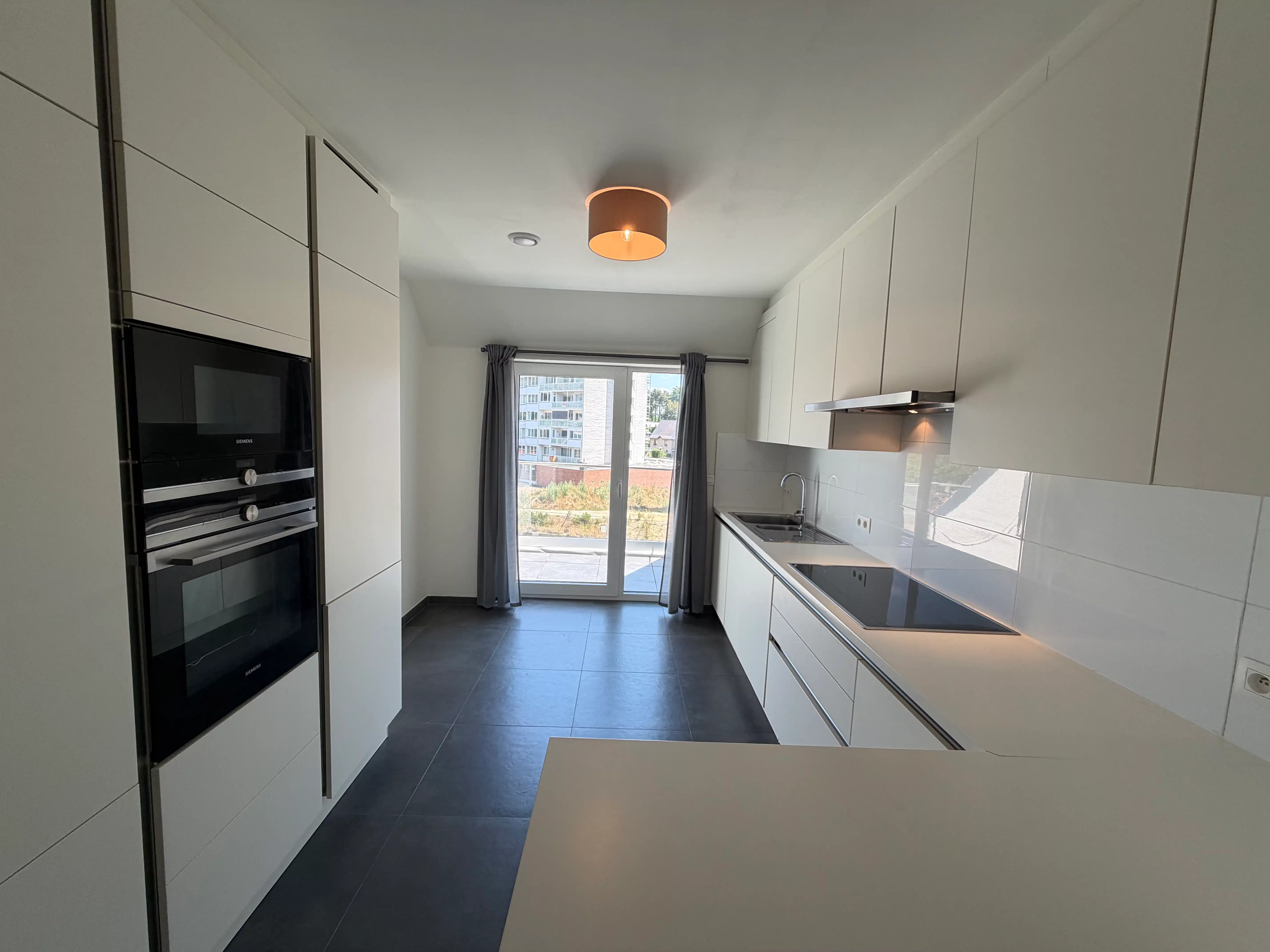 Prachtig duplexappartement met 2 slaapkamers, 2 badkamers, 2 terrassen en 1 autostaanplaats. foto 3