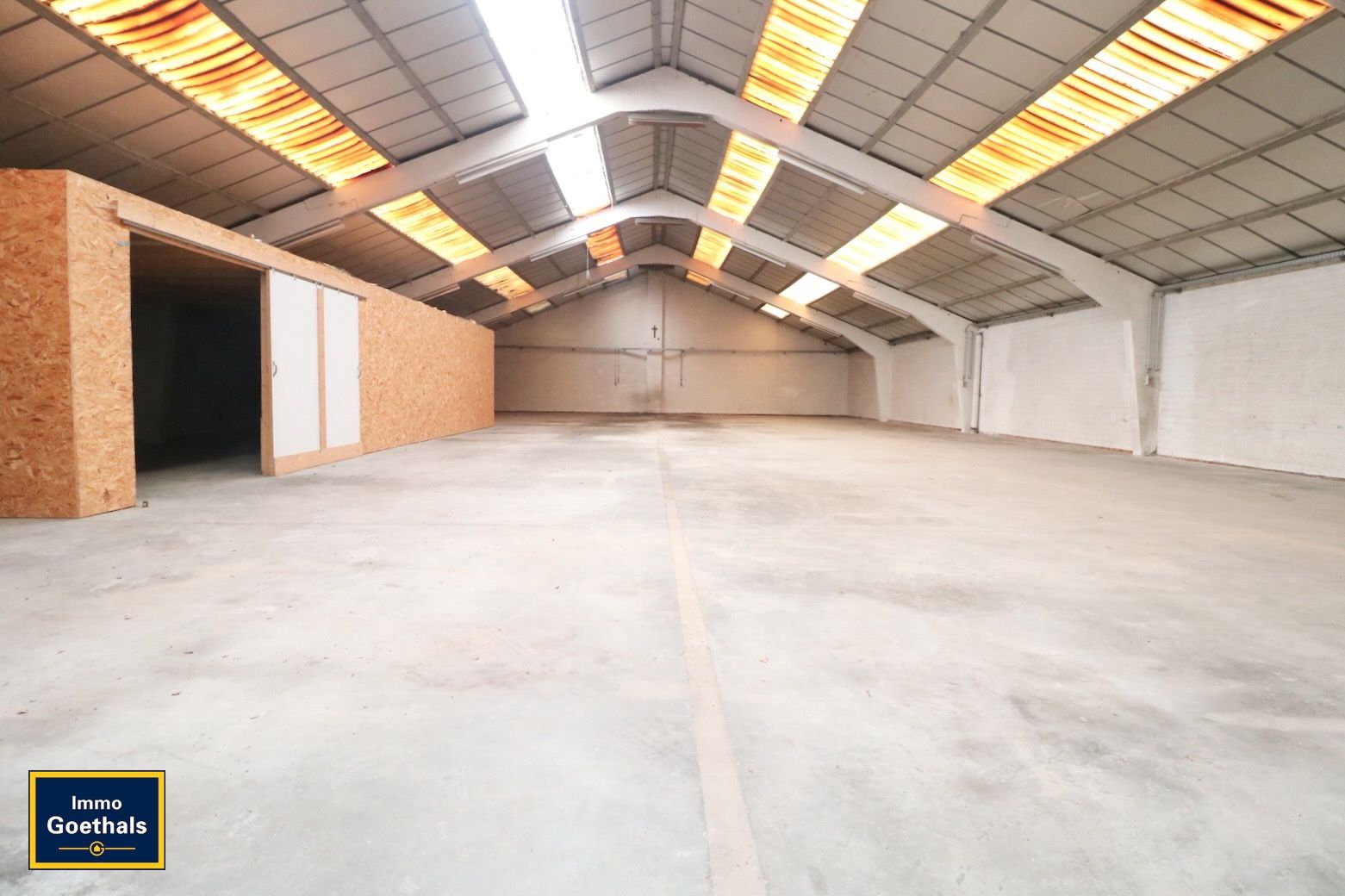 Charmante goed onderhouden villa met loods / magazijn van 656m²   foto 2