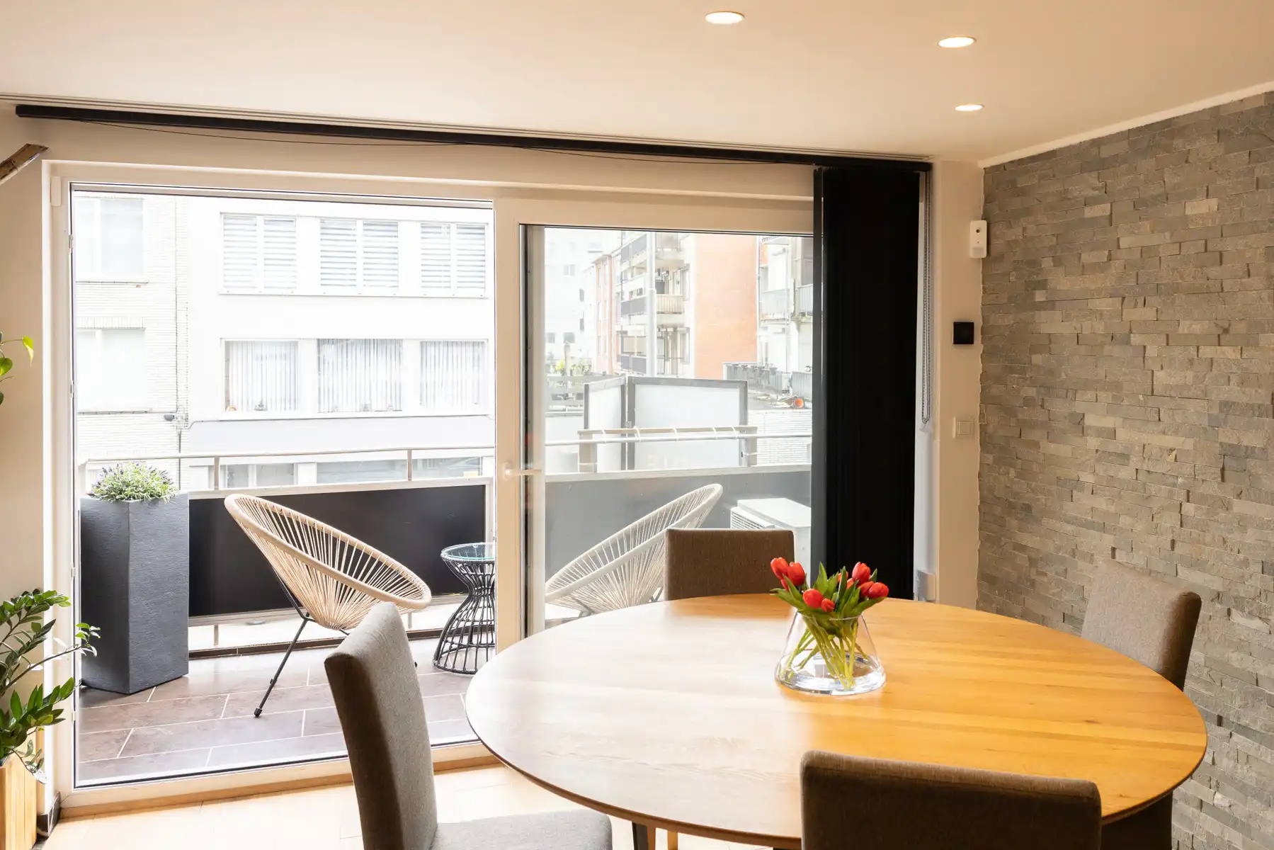 Lichtrijk en modern appartement met 2 terrassen en airco foto 6