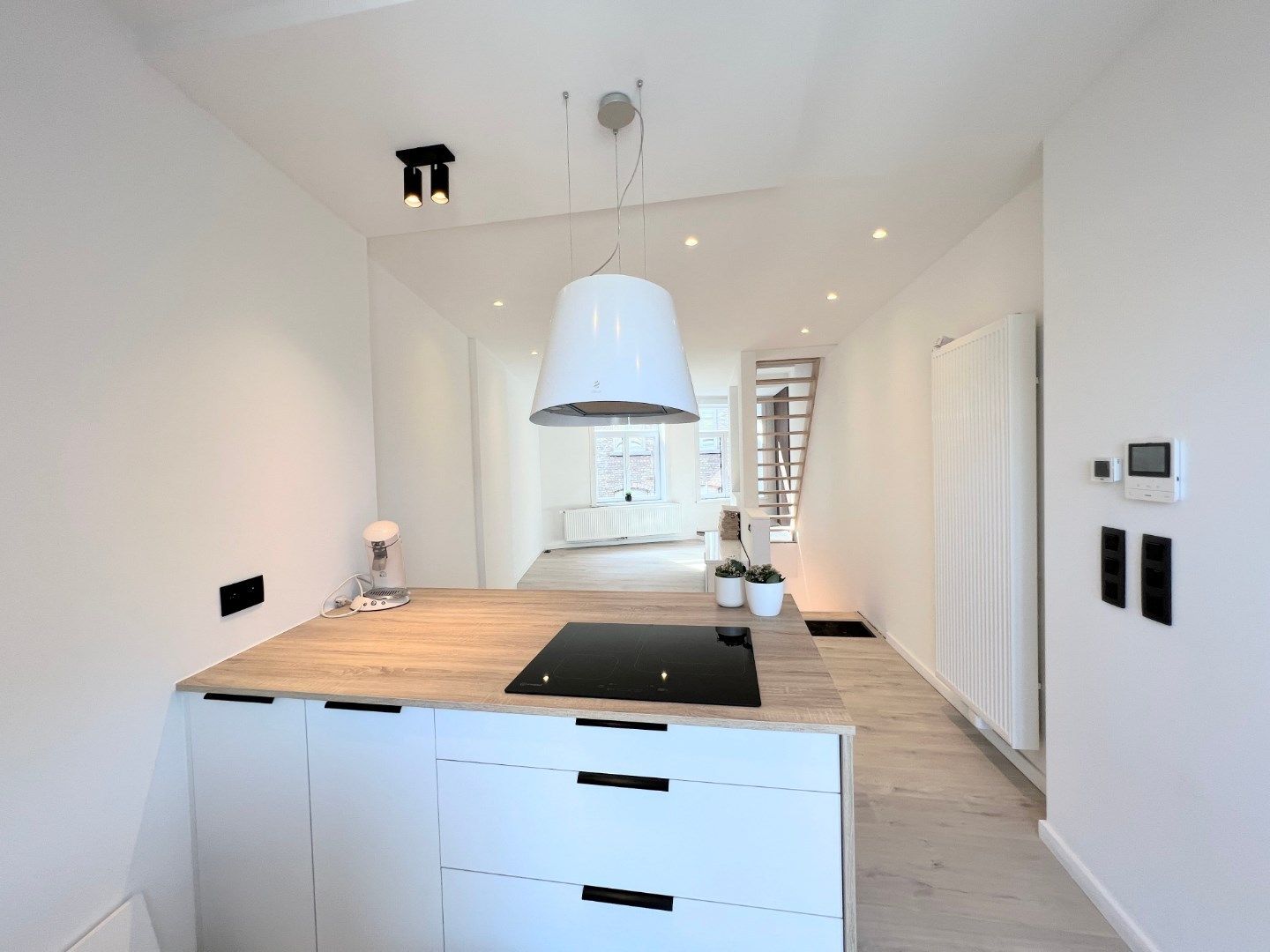 STIJLVOLLE BEL-ETAGE MET 1 SLAAPKAMER, TERRAS EN GARAGE IN CENTRUM IEPER foto 6