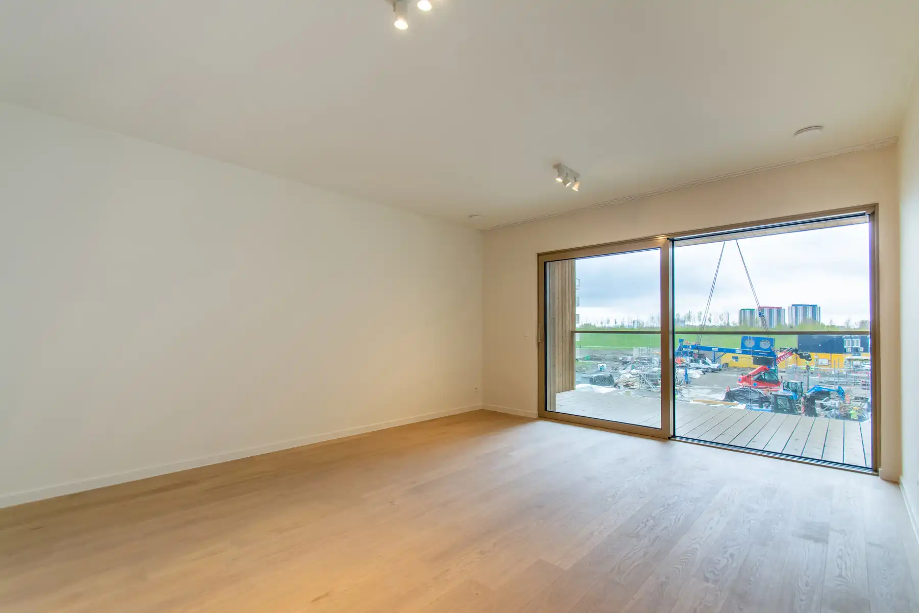 Ongemeubeld 2 slpk app. met mooi terrras foto 2