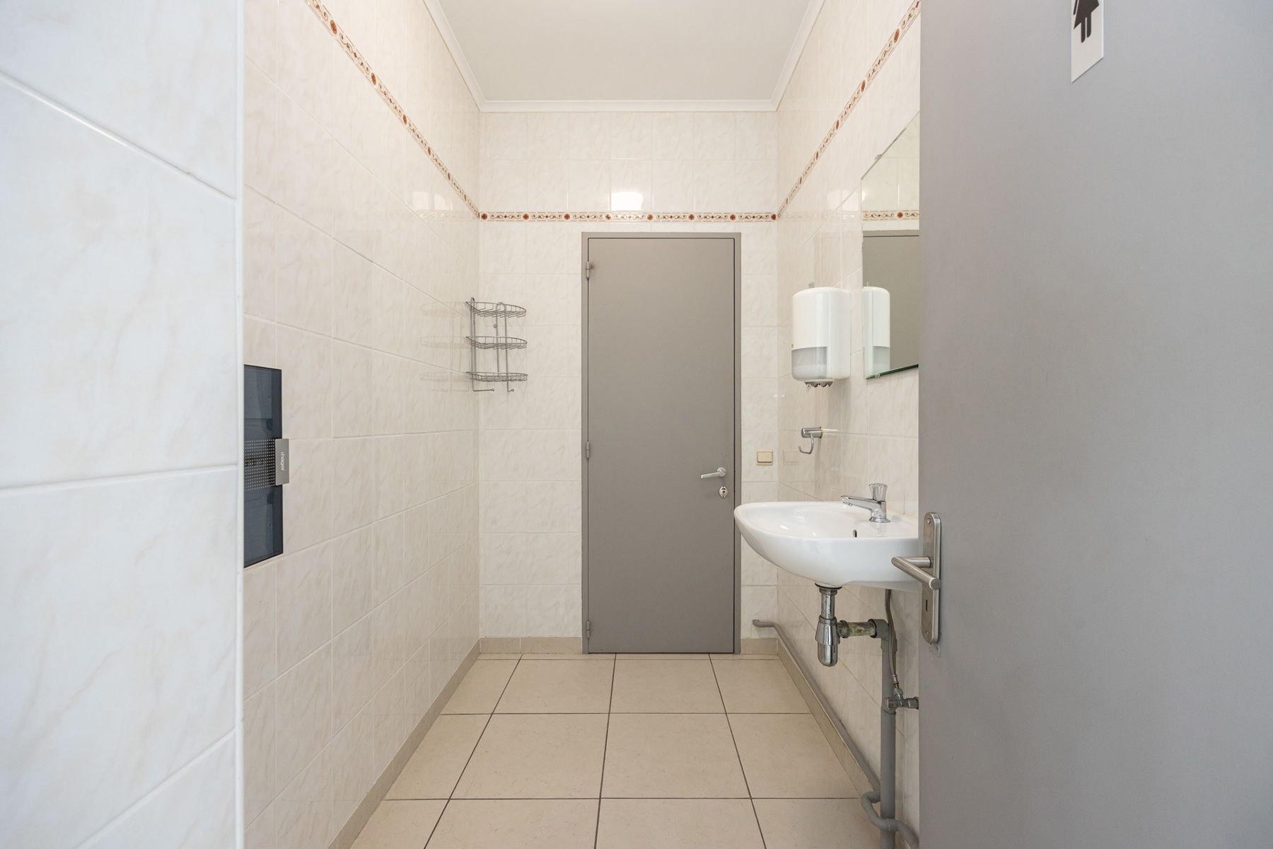 Om te vormen kantoorgebouw met 2 garages en gunstig EPC  foto 14